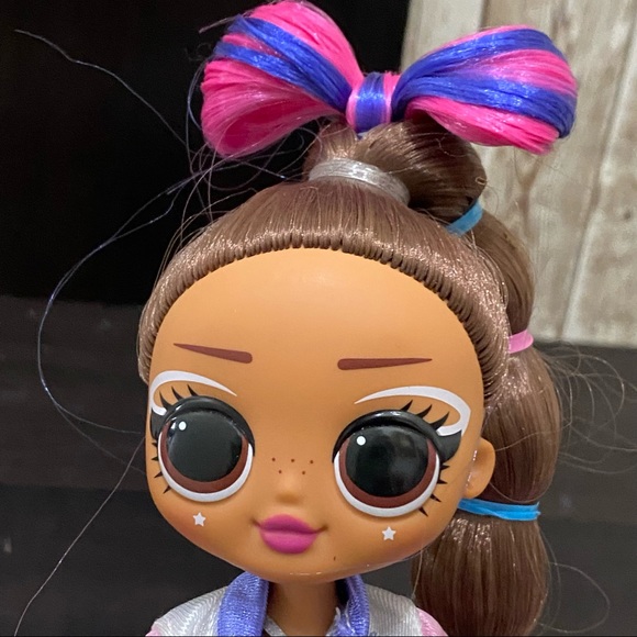 L.O.L Surprise OMG Sports Cheer Leader 9" Fashion Doll - Picture 3 of 8